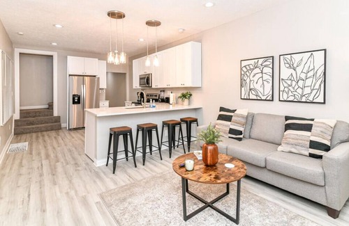 Babe Denny Casa | Beautiful Home 5 Minutes from Downtown Indy and Colts Stadium!!