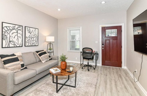 Babe Denny Casa | Beautiful Home 5 Minutes from Downtown Indy and Colts Stadium!!