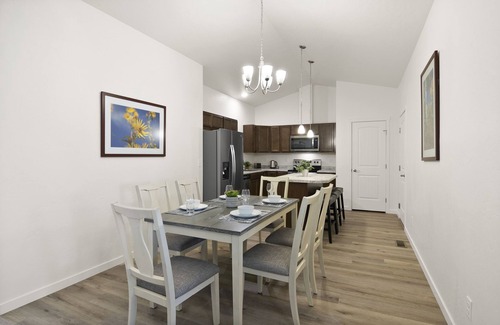Montrose Casa | Beautiful Home Close to River Parks , Airport & Downtown. Pet-Friendly!