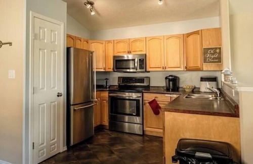 Grande Prairie Casa | Beautiful home in quiet neighbourhood, sleeps 10!
