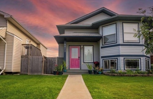 Grande Prairie Casa | Beautiful home in quiet neighbourhood, sleeps 10!