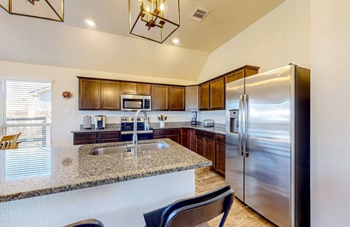College Station Casa | Beautiful home in a friendly neighborhood with enclosed yard & al fresco dining