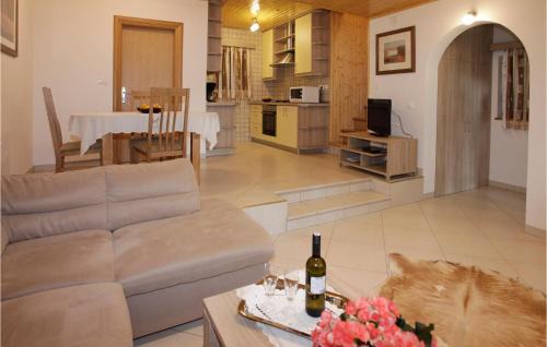 Breze Casa | Beautiful Home In Breze With Jacuzzi