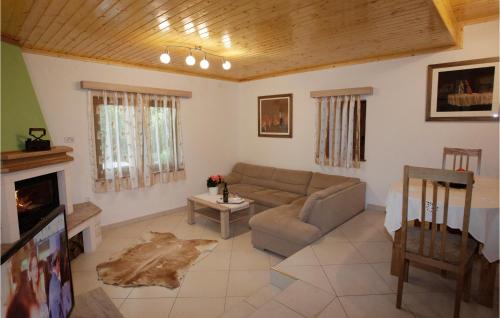 Breze Casa | Beautiful Home In Breze With Jacuzzi