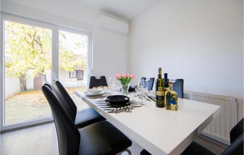Donji Andrijevci Casa | Beautiful Home In Donji Andrijevci