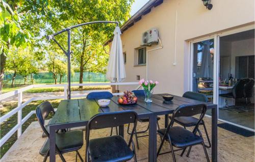 Donji Andrijevci Casa | Beautiful Home In Donji Andrijevci