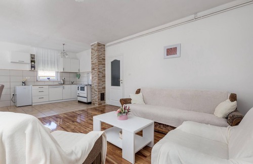 Gospic Casa | Hermosa casa en Debelo Brdo I