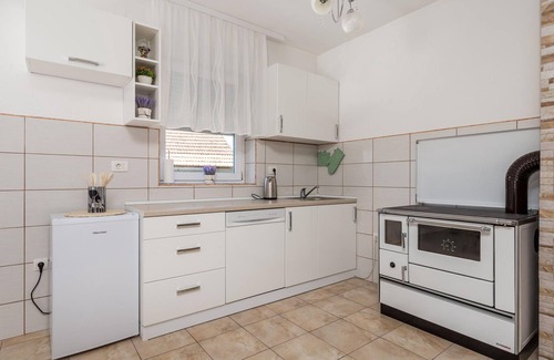 Gospic Casa | Hermosa casa en Debelo Brdo I