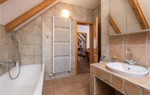Lovinac Casa | Beautiful Home In Lovinac With Sauna