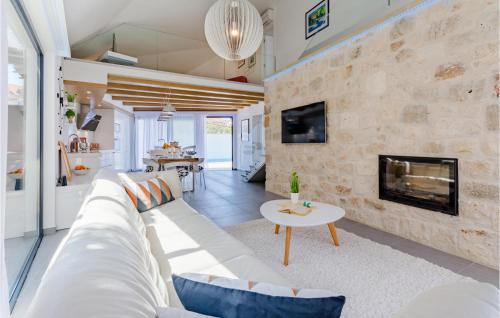 Sutivan Casa | Beautiful Home In Sutivan With Wifi