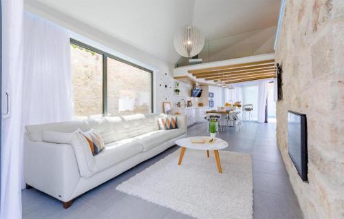 Sutivan Casa | Beautiful Home In Sutivan With Wifi