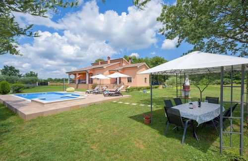 Tinjan Casa | Hermosa casa en Tinjan con cocina.