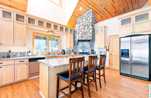 Yosemite National Park Casa | Beautiful home in the woods with EV charger, deck & Ping-Pong
