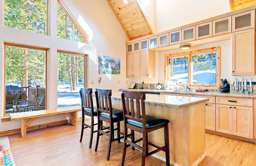 Yosemite National Park Casa | Beautiful home in the woods with EV charger, deck & Ping-Pong