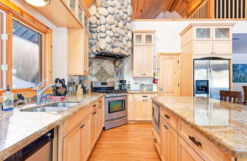 Yosemite National Park Casa | Beautiful home in the woods with EV charger, deck & Ping-Pong