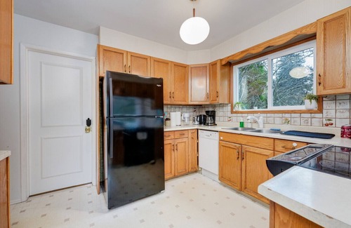 Cordova Bay Casa | Beautiful Home in Victoria BC