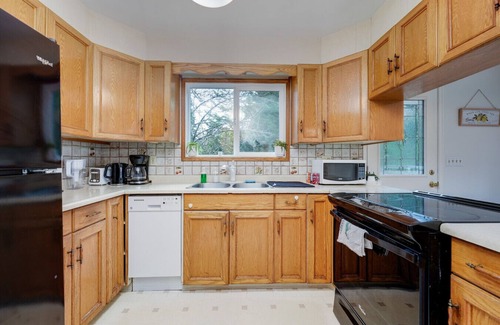 Cordova Bay Casa | Beautiful Home in Victoria BC