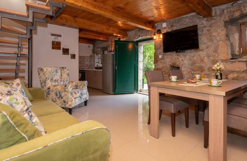Zmijavci Casa | Hermosa casa en Zmijavci con cocina.