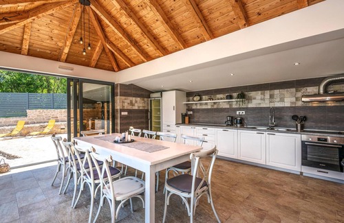 Zmijavci Casa | Hermosa casa en Zmijavci con cocina.