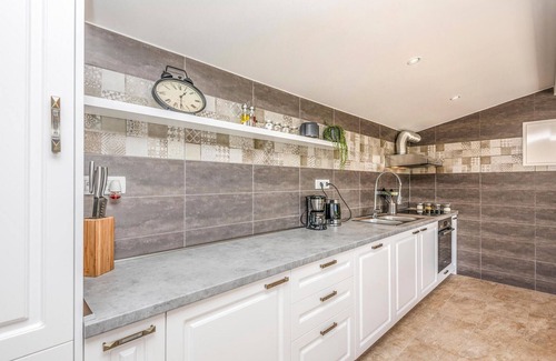 Zmijavci Casa | Hermosa casa en Zmijavci con cocina.