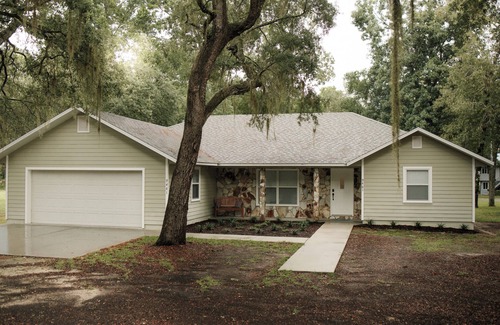 Manattee Road Casa | Beautiful home located at Chiefland Country Estates, near the Golf Course