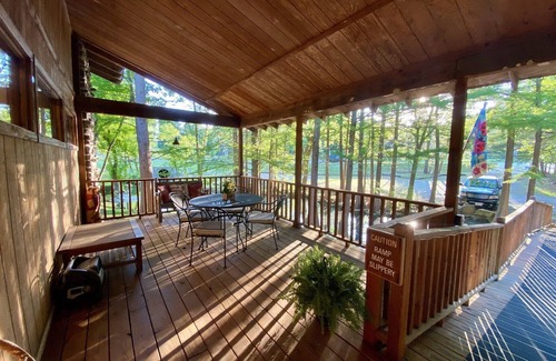 Fayetteville Casa | ¡Rustic Retreat es un pequeño y divertido escondite en la ciudad!