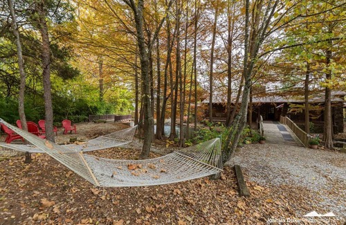 Fayetteville Casa | ¡Rustic Retreat es un pequeño y divertido escondite en la ciudad!