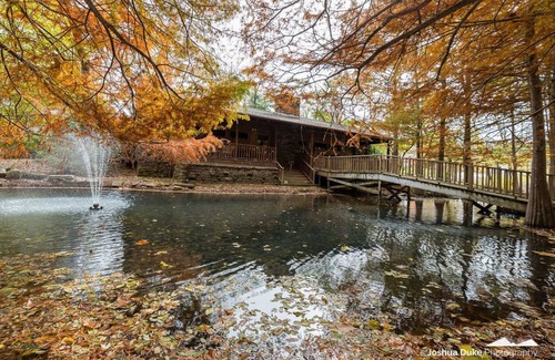 Fayetteville Casa | ¡Rustic Retreat es un pequeño y divertido escondite en la ciudad!
