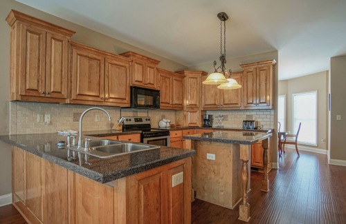 White Plains Casa | Beautiful home overlooking a pond!