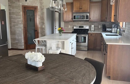Neenah Casa | Beautiful home Sleeps 10 with Heated Inground Pool