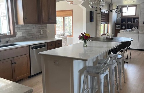 Neenah Casa | Beautiful home Sleeps 10 with Heated Inground Pool