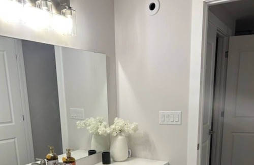 Ingersoll Cama Y Desayuno | Beautiful home stay in Ingersoll. One king bed and bathroom.