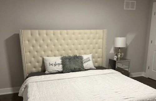 Ingersoll Cama Y Desayuno | Beautiful home stay in Ingersoll. One king bed and bathroom.