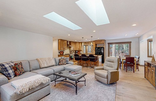 South Lake Tahoe Casa | Beautiful home with private hot tub, gazebo, and gas fireplace