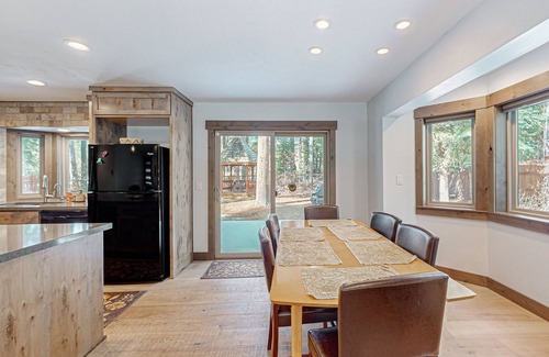South Lake Tahoe Casa | Beautiful home with private hot tub, gazebo, and gas fireplace
