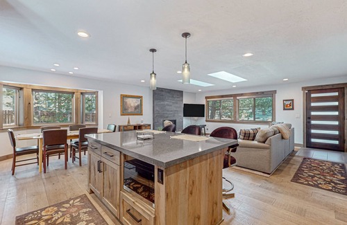 South Lake Tahoe Casa | Beautiful home with private hot tub, gazebo, and gas fireplace