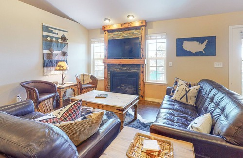 Pagosa Highlands Casa | Beautiful home with mountain view, fireplace, game room, balcony, & washer/dryer