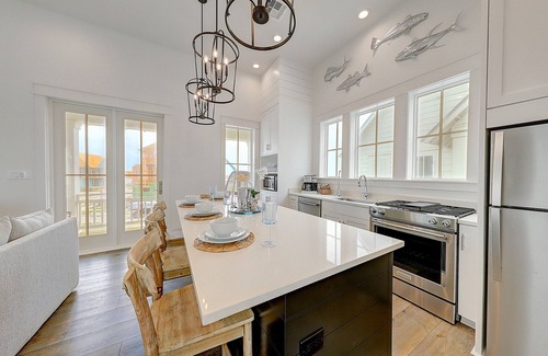 Port Aransas Cabina | Beautiful home with pools, golf, fitness area, washer/dryer, & WiFi