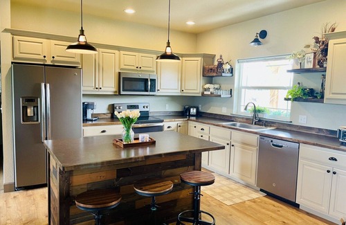 Corvallis Casa | Beautiful home with a hot tub that welcomes pets.