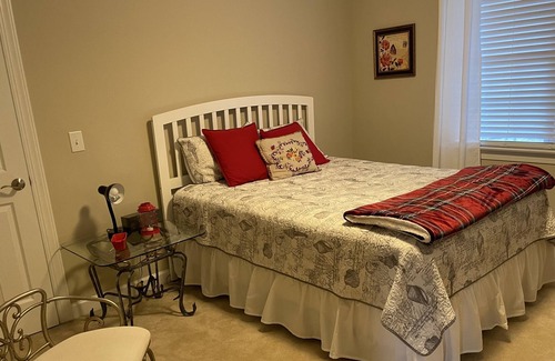 Greensboro Casa | Beautiful home with large swimming pool, 5 minutes to GSO airport