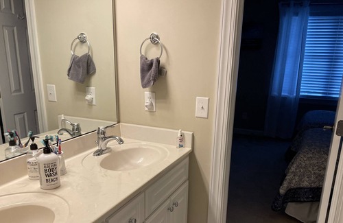 Greensboro Casa | Beautiful home with large swimming pool, 5 minutes to GSO airport