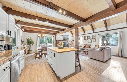 Homewood Casa | Beautiful Homewood Retreat with Deck and Grill