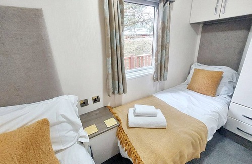 Morpeth Cabina | Beautiful hot tub lodge in Northumberland. Sleeps up to 6 people.