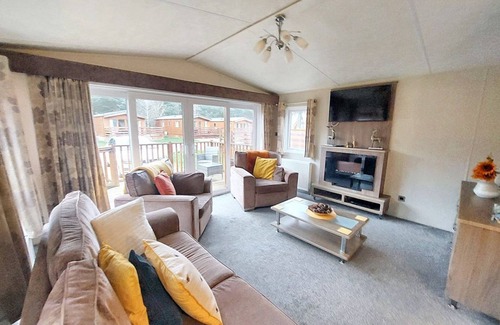 Morpeth Cabina | Beautiful hot tub lodge in Northumberland. Sleeps up to 6 people.