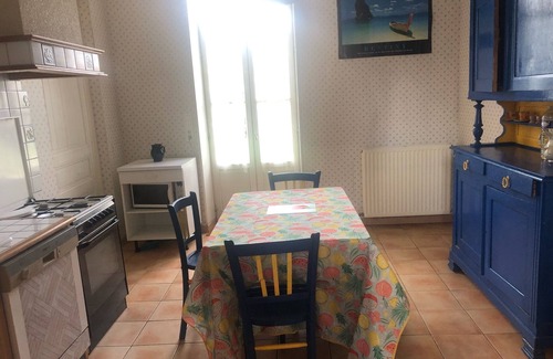 Chanzeaux Casa | Beautiful house in a former school