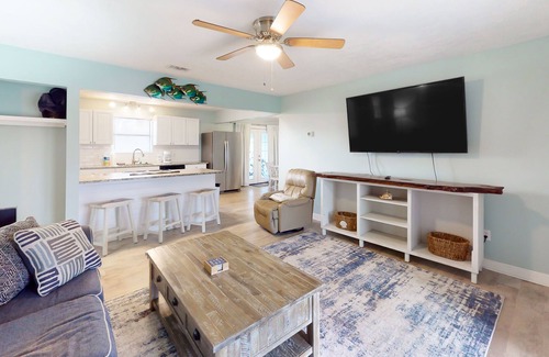 Silver Sands Casa | Beautiful house with gas grill, patio, washer/dryer, adult bikes, & full kitchen