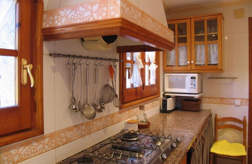 Valls Cabaña | Magnifica casa 5000m2 jardín privado con piscina y porche con barbacoa. Wi-Fi