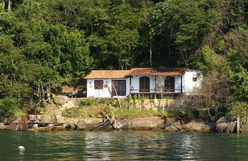 Ilha Grande Casa | Hermosa casa en la costa con balcones, muelle, vista completa al mar