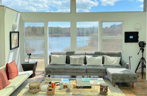 Riverhead Casa | Beautiful House by the Lake!