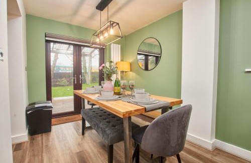 Northenden Casa | Beautiful House in Manchester Sleeps 8 Inc Parking